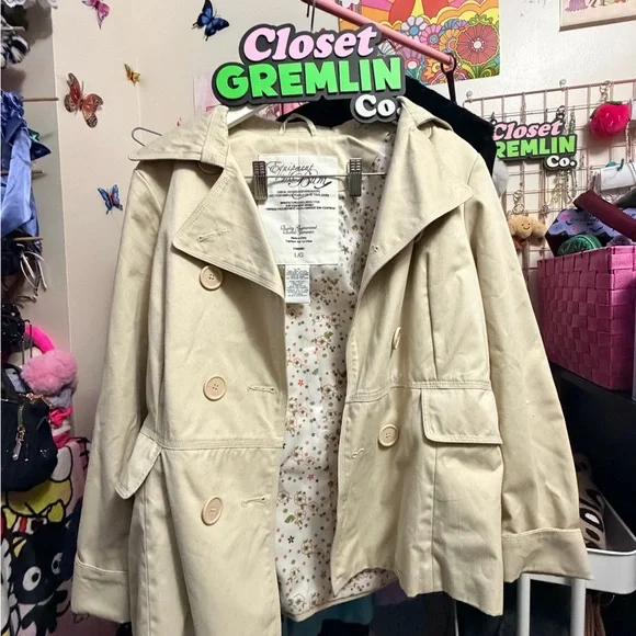 Elegant Women's Tan Trench Coat - Picture 4 of 8